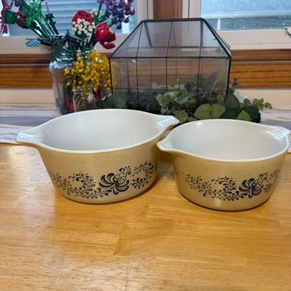 2 Vintage Pyrex Homestead Casserole Dishes